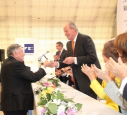 Su Majestad el Rey hace entrega a Luis María Anson del Premio Extraordinario 75 Aniversario de la Agencia EFE